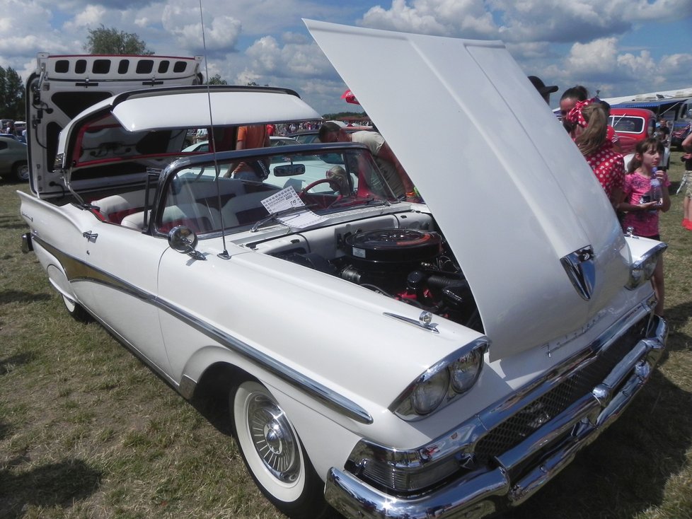 Ford Fairlane 500, typ Skyliner z roku 1958. Údajně je na prodej.