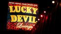 V portlandském klubu Lucky Devil se s pandemií koronaviru vypořádali po svém. Tanečnice rozvážejí zákazníkům jídlo, a pro ty kteří si chtějí objednávku vyzvednout na místě vytvořili drive-in strip klub. Tanečnice zde tančí v ochranných pomůckách.