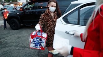 V Portlandském klubu Lucky Devil se s pandemií koronaviru vypořádali. Tanečnice rozváží zákazníkům jídlo, a pro ty kteří si chtějí jídlo vyzvednout na místě vytvořili drive-in strip klub. Tanečnice zde tančí v ochranných pomůckách. V Portlandském klubu Lucky Devil se s pandemií koronaviru vypořádali. Tanečnice rozváží zákazníkům jídlo, a pro ty kteří si chtějí jídlo vyzvednout na místě vytvořili drive-in strip klub. Tanečnice zde tančí v ochranných pomůckách.