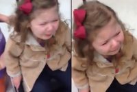 Postiženou dívenku (3) kvůli prohledávání vozíku rozplakali na letišti