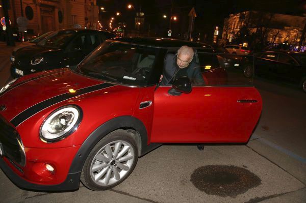 Loni si na leasing pořídil sportovní Mini Cooper. Auto teď asi doplatí hercova dcera.