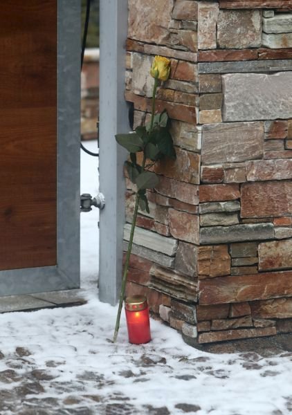 Luděk Munzar zemřel v sobotu ráno právě v rodinné vile. Od té doby k ní sousedé i fanoušci nosí květiny a zapalují u ní svíčky.