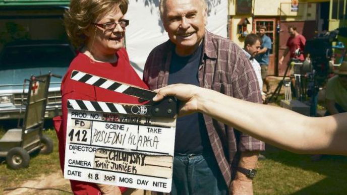 2007 - Symbolická poslední klapka seriálu Místo v životě, kde si Luděk Munzar zahrál s manželkou Janou Hlaváčovou.