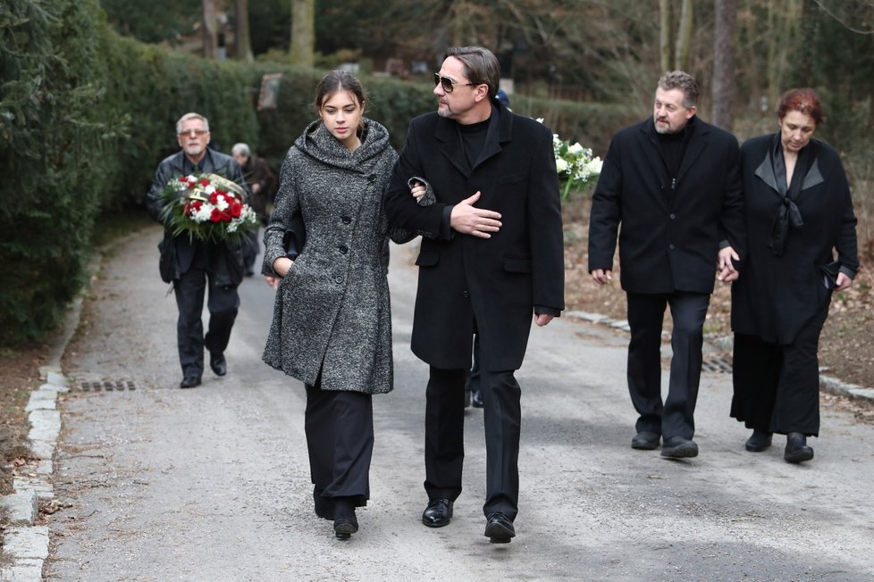 Pohřeb Luďka Munzara: Martin Trnavský a Anna Munzarová