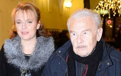 Barbora Munzarová se slavným otcem na cestě do Divadla Kalich. 