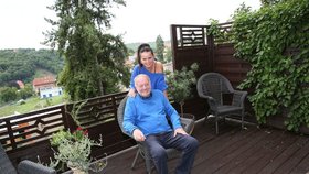 Luděk Sobota s manželkou na terase svého domu.