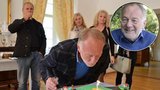 Luděk Sobota oslavil 70. narozeniny: Kamarádi na oslavence čekali se slivovicí