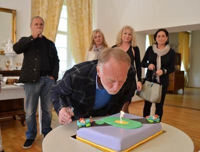 Luděk sfoukl na dortu svíčku, která měla tvar mini sedmičky. Na dortu byla i dvě letadýlka, aby šťatně vlétl do dalších let