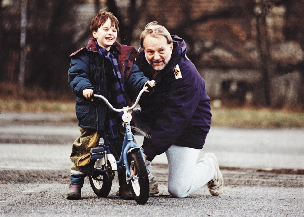 Luděk Sobota se synem Láďou v jeho dětském věku.