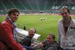 Zelenka v hledišti stadionu se skupinou Nightwork – Vojtěchem Dykem, Jakubem Prachařem a Janem Maxiánem.