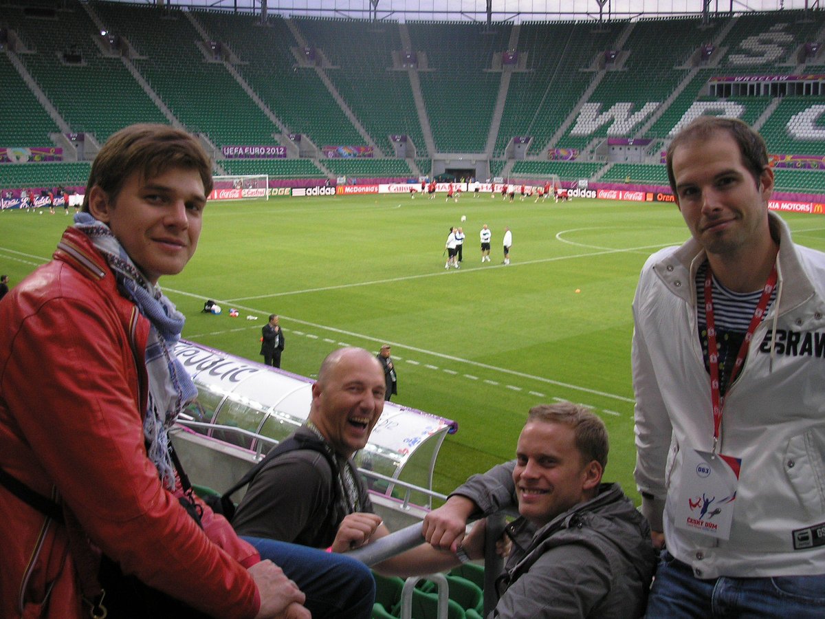 Zelenka v hledišti stadionu se skupinou Nightwork – Vojtěchem Dykem, Jakubem Prachařem a Janem Maxiánem.