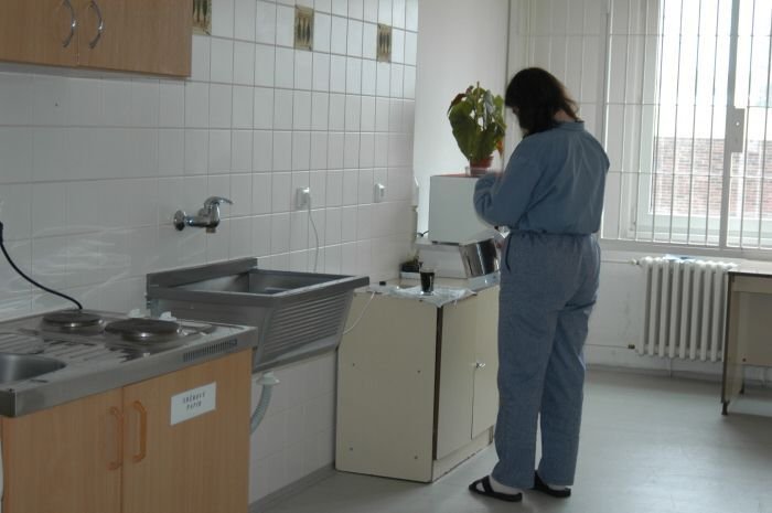 Kuchyňka, kterou vězeňkyně mají na oddělení k dispozici