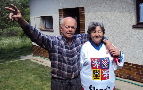 V tomto domku fandily hned čtyři generace Slováků, včetně nejstarších Bohumila (81) a Ludmily (80).