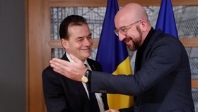 Rumunský premiér Ludovic Orban s Charlesem Michelem, šéfem Evropské rady