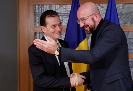 Rumunský premiér Ludovic Orban s Charlesem Michelem, šéfem Evropské rady