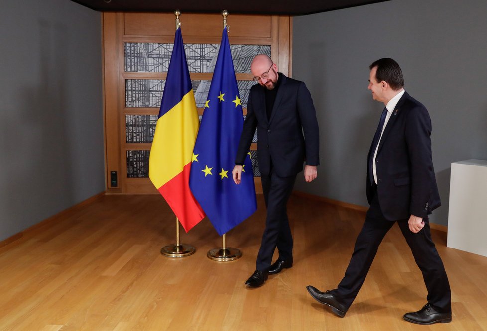 Rumunský premiér Ludovic Orban s Charlesem Michelem, šéfem Evropské rady