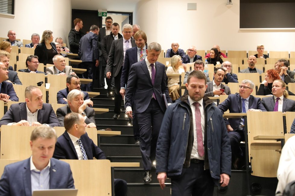 Premiér Andrej Babiš sezval s tehdejším ministrem zdravotnictví Adamem Vojtěchem do přednáškového sálu motolské nemocnice šéfy všech nemocnic, které mají infekční oddělení (3. 3. 2019)