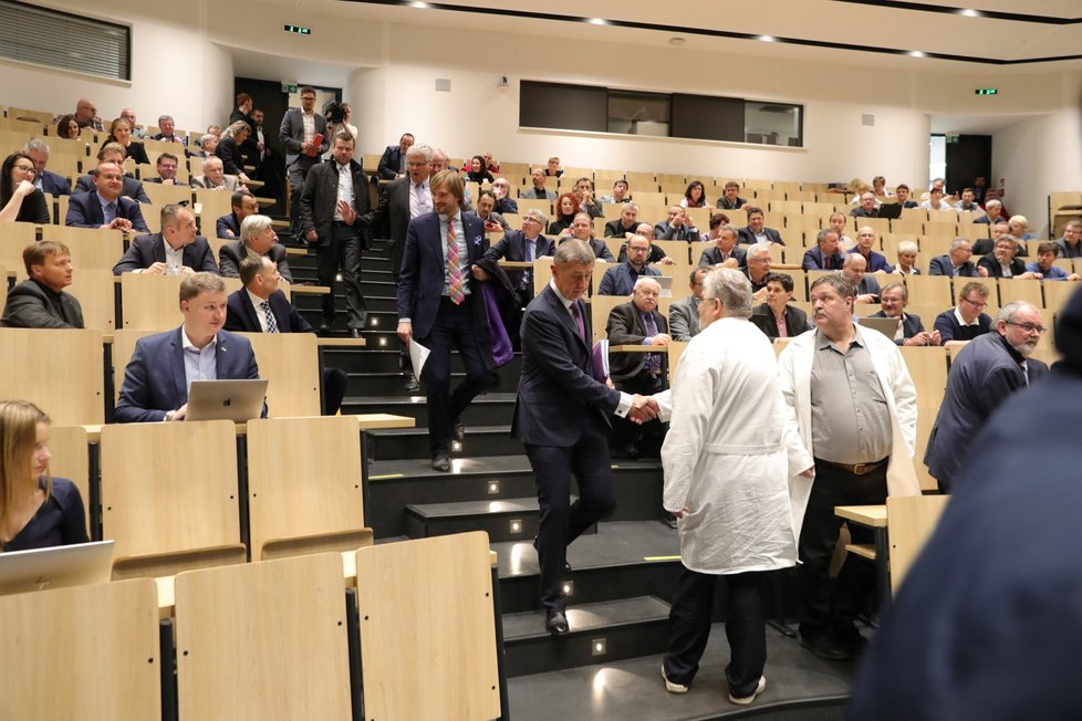 Premiér Andrej Babiš sezval s ministrem zdravotnictví Adamem Vojtěchem a náměstkem Romanem Prymulou do přednáškového sálu motolské nemocnice šéfy všech nemocnic, které mají infekční oddělení (3. 3. 2019)