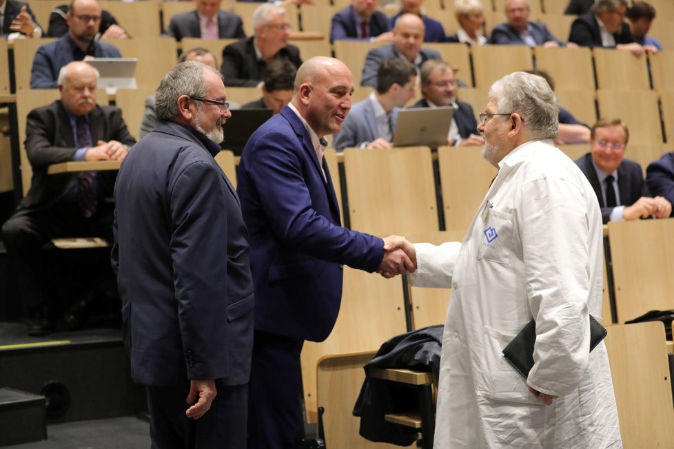 Premiér Andrej Babiš sezval s ministrem zdravotnictví Adamem Vojtěchem a náměstkem Romanem Prymulou do přednáškového sálu motolské nemocnice šéfy všech nemocnic, které mají infekční oddělení (3. 3. 2019.)