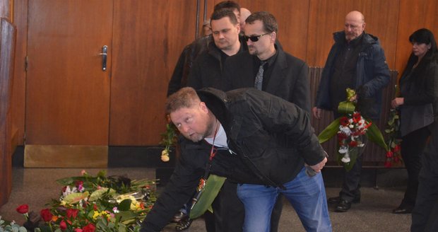 Ivo Pavlík na pohřbu svého přítele a kytaristy Ludvíka Černého