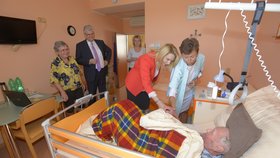 Ministr zdravotnictví Miloslav Ludvík (ČSSD) na návštěvě hospicu