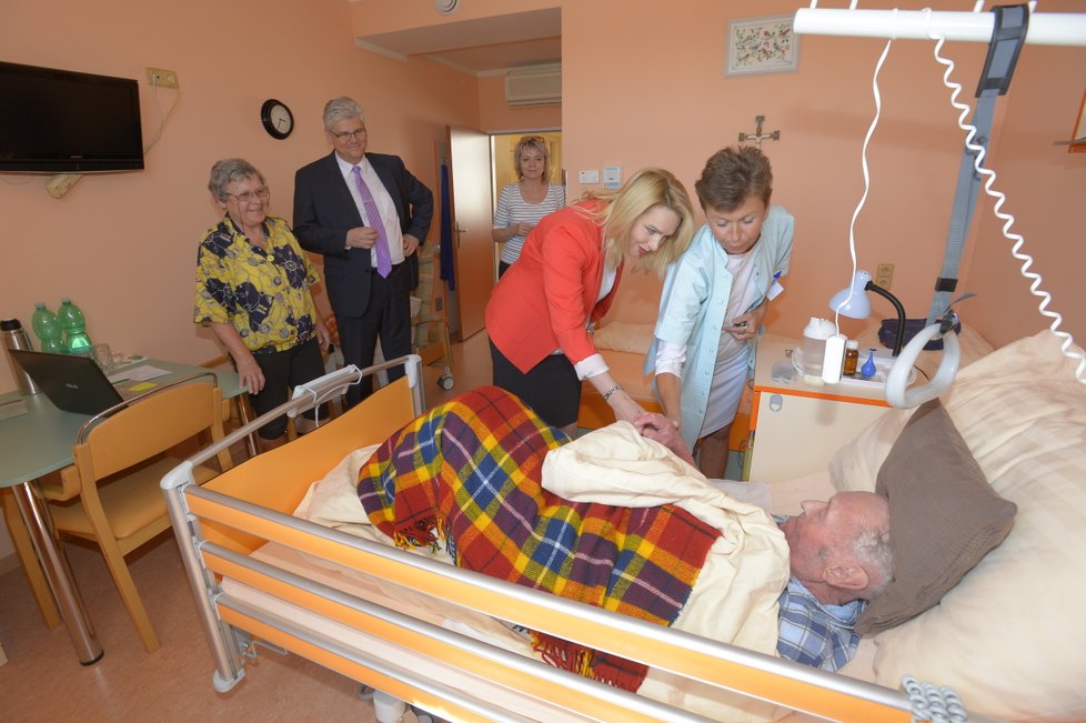 Bývalý ministr zdravotnictví Miloslav Ludvík (ČSSD) na návštěvě hospicu