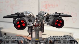 Největší Lego robot na světě je z Česka. Na stavbu padlo 40 tisíc dílků, má rád Matrix i Terminátora