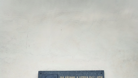 Pamětní deska byla na kostel umístěna v roce 1990.