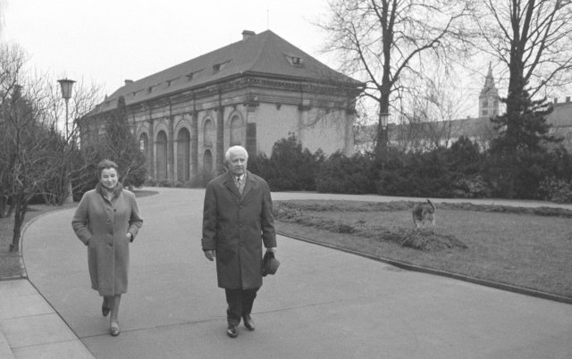 Prezident republiky Ludvík Svoboda s chotí Irenou na procházce v Královské zahradě na Pražském hradě. Vpozadí Míčovna.