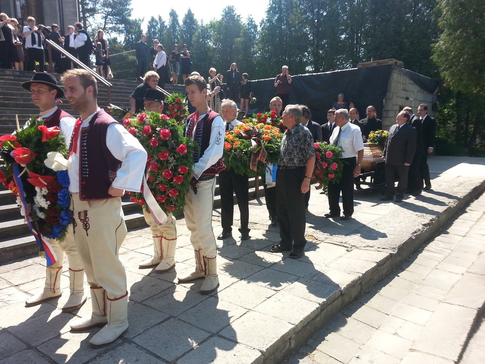 Rakev byla vynesena ven a na hřbitov ji doprovodil smuteční průvod