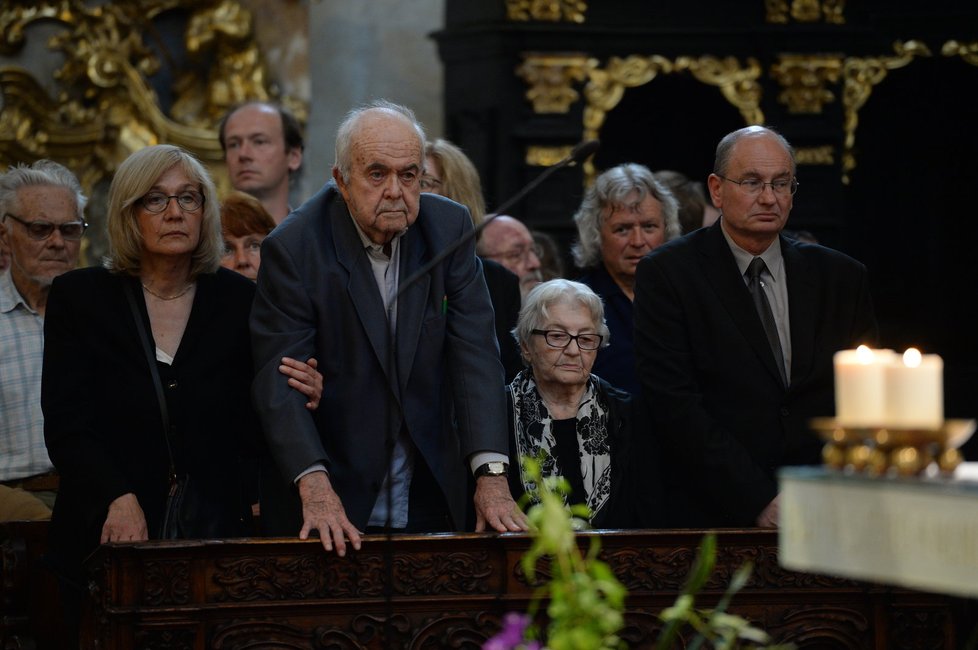 Vaculíkova žena Madla seděla mezi rodinou a přáteli.