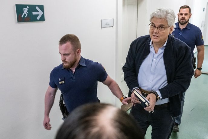 Soud se zabývá žádostí bývalého ředitele motolské nemocnice Miloslava Ludvíka o propuštění z vazby. (9. června 2025) Soud se zabývá žádostí bývalého ředitele motolské nemocnice Miloslava Ludvíka o propuštění z vazby. (9. června 2025)