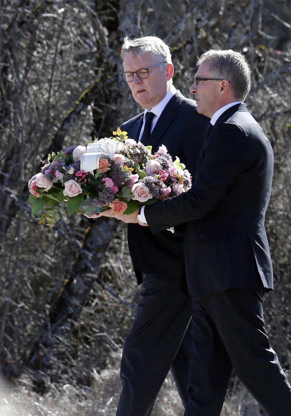 Výkonný ředitel Thomas Winkelmann a šéf Lufthansy Carsten Spohr pokládají květiny k pamětní desce obětí pádu airbusu.