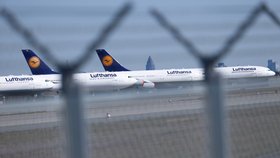 Letadla společnosti Lufthansa odstavená kvůli koronavirové krizi.