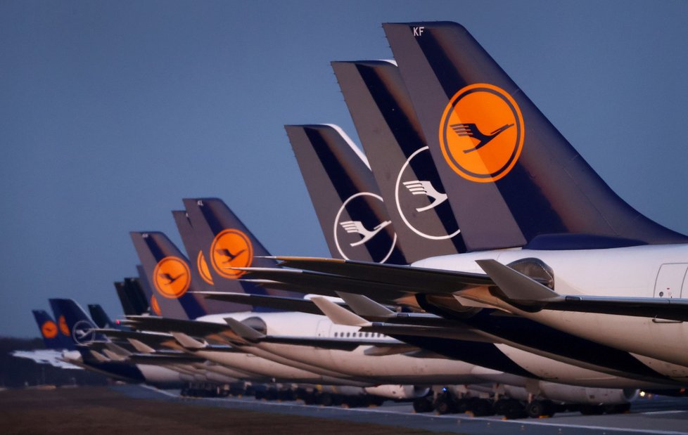 Letadla společnosti Lufthansa odstavená kvůli koronavirové krizi.