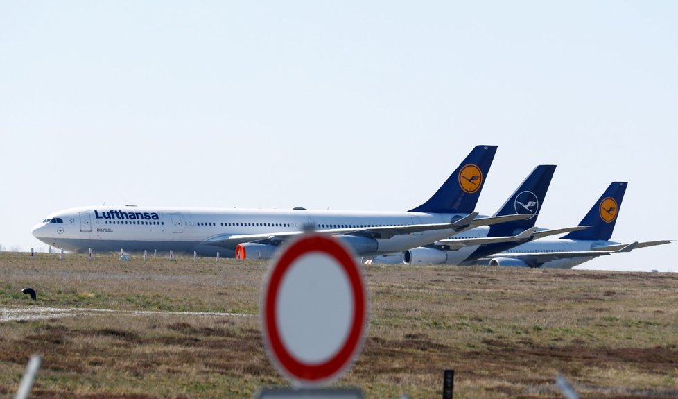 Letadla společnosti Lufthansa odstavená kvůli koronavirové krizi.