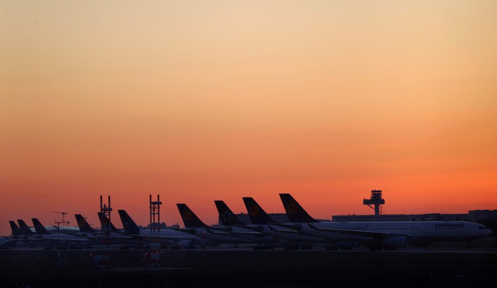 Letadla společnosti Lufthansa odstavená kvůli koronavirové krizi.