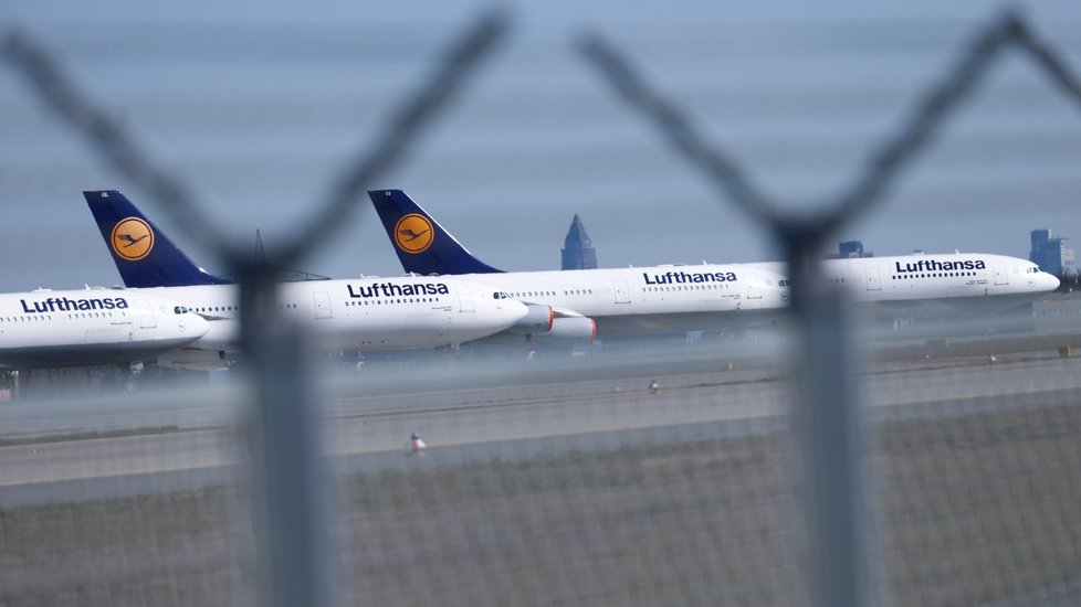 Letadla společnosti Lufthansa odstavená kvůli koronavirové krizi.