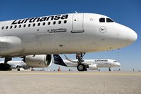 Tisíce cestujících v potížích: Lufthansa hlásí globální výpadek systémů, ruší desítky letů