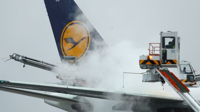Odmrazování letadla společnosti Lufthansa. Německá skupina a několik dalších evropských aerolinek jsou kvůli pravidlu Evropské komise o využívání letištních slotů nuceny přes zimu létat s prakticky prázdnými letadly.