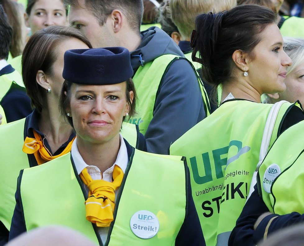 Lufthansa zatím zrušila 110 letů na krátké a středně dlouhé vzdálenosti a očekává, že bude muset zrušit i několik letů na dlouhé vzdálenosti. Stávka sice skončí hodinu po poledni, dopad na lety však bude mít celý den, varovala Lufthansa. Frankfurt je nejvytíženějším letištěm v Německu. (Foto ČTK)