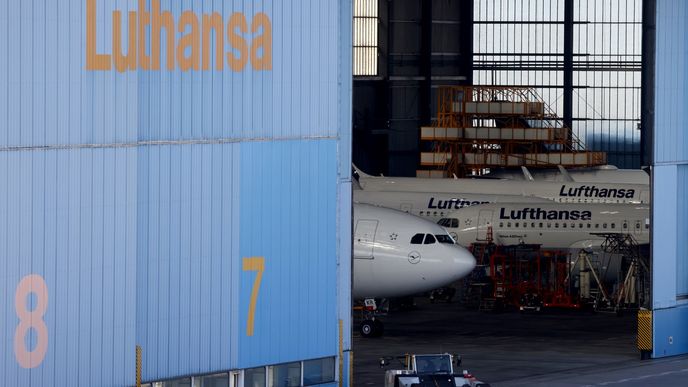 Letadla Lufthansy v hangáru na letišti ve Frankfurtu