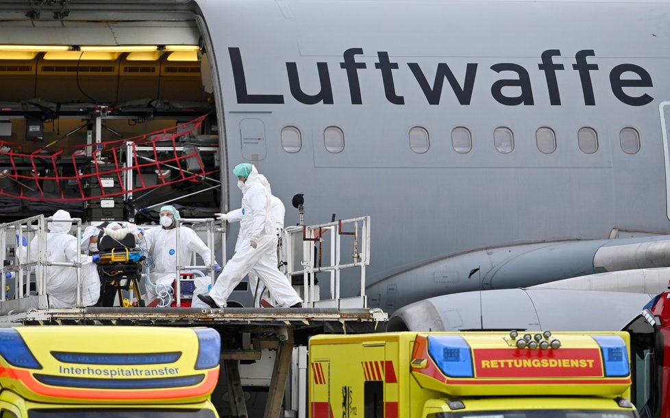 Lékařský speciál německého letectva převezl těžký případ ze Saska do Kolína nad Rýnem.