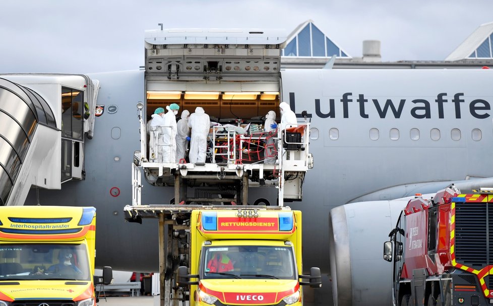 Lékařský speciál německého letectva převezl těžký případ ze Saska do Kolína nad Rýnem.