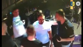 Konflikt dvou mužů v Luhačovicích skončil zraněním, policie hledá muže z videa.