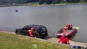 V Luhačovické přehradě zmizel v neděli plavec