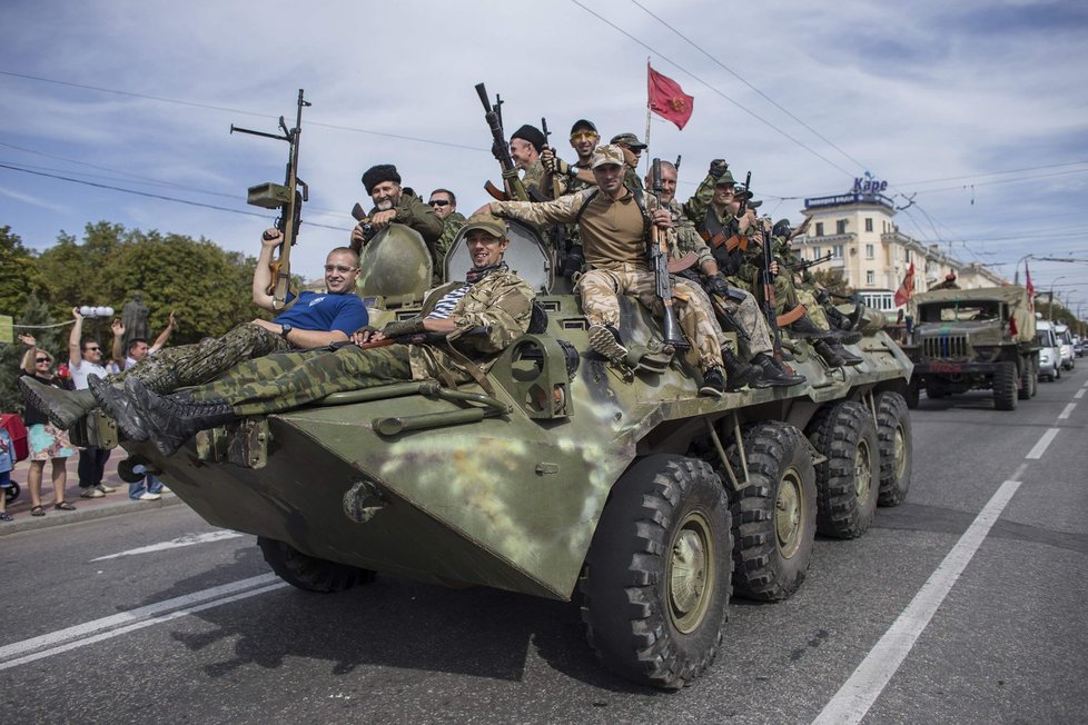Proruští separatisté projíždí Luhanskem.