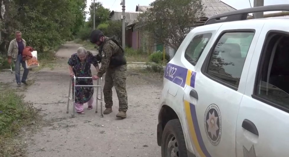 Luhanská oblast: Policisté Ukrajiny pomáhají s evakuací (14. 6. 2022).