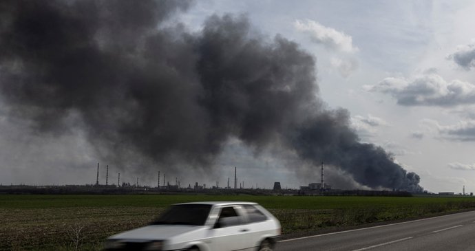 Válka na Ukrajině: Hasiči likvidují požár ropné rafinérie v Luhanské oblasti (16.4.2022)