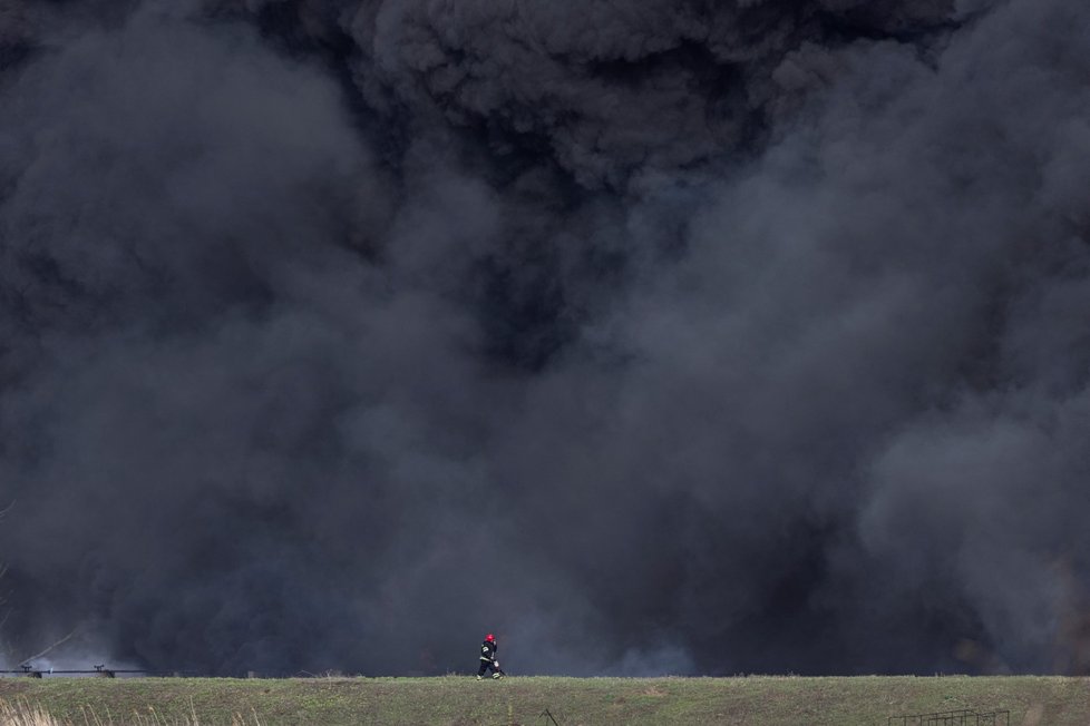 Válka na Ukrajině: Hasiči likvidují požár ropné rafinérie v Luhanské oblasti